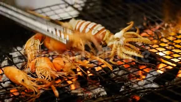 鱿鱼在夜间食品市场上烤熟泰国街食品泰国视频的预览图
