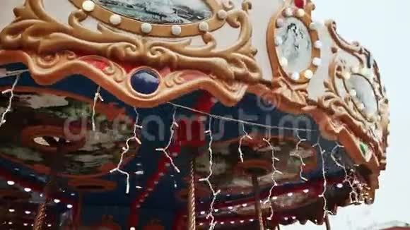 圣诞旋转木马旋转带照明装饰特写莫斯科新年主题视频的预览图