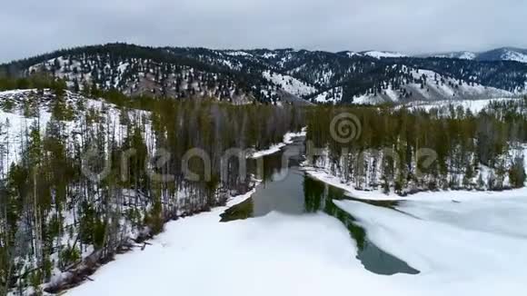 冬季爱达荷州森林与河流的空中景色视频的预览图