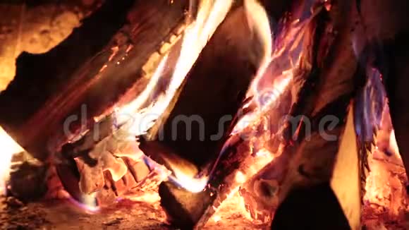 在壁炉里烧柴火视频的预览图