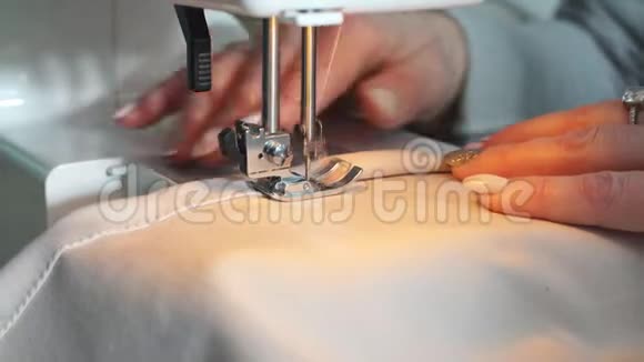 高级女裁缝正在一家服装厂的缝纫机上工作视频的预览图