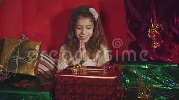 圣诞礼物周围快乐的女孩高兴和拍手礼物的概念视频的预览图