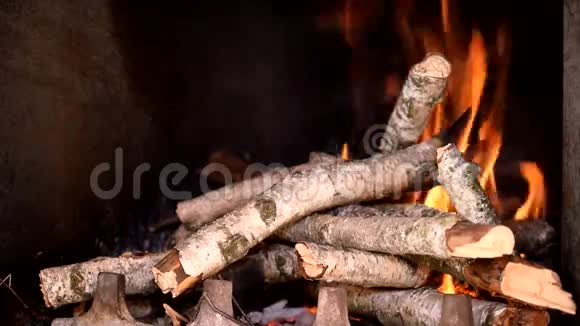火在壁炉中燃烧的时间间隔视频的预览图