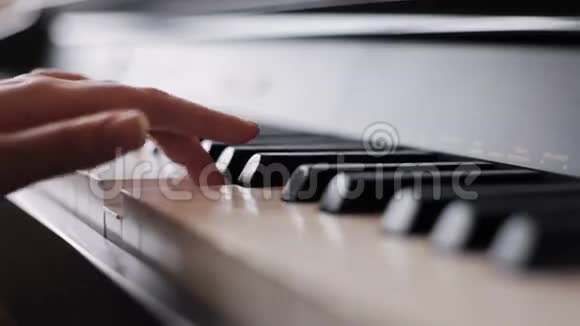 手在弹钢琴视频的预览图