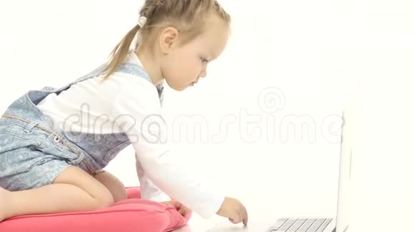 小女孩在键盘上打字白色背景关门视频的预览图