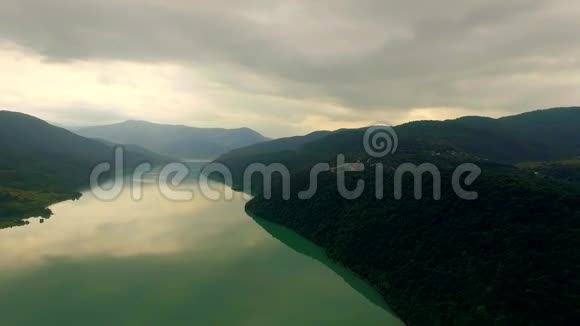 鸟瞰大河和高山格鲁吉亚视频的预览图