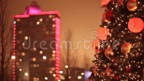 莫斯科新的阿尔巴特节日圣诞树背景上的一栋建筑在圣诞节照明夜晚的灯光视频的预览图