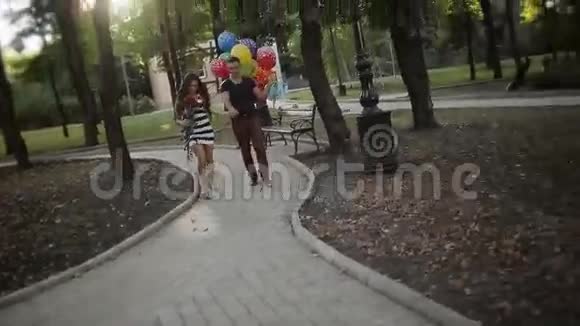 恋爱中的情侣在公园里散步视频的预览图