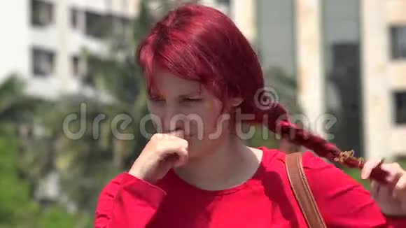 不快乐的少女红发视频的预览图