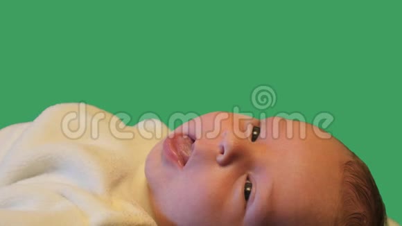 可爱的新生儿显示舌色关键视频的预览图