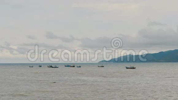 越南风景大海小船雾霾中的小岛哈哈唐视频的预览图