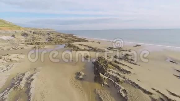 沙和落基海滩视频的预览图
