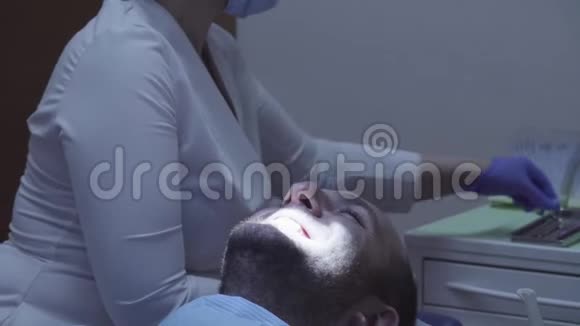 使病人麻醉注射的牙医视频的预览图