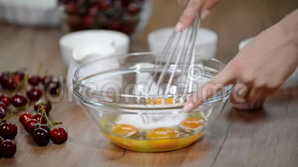 女性用手搅拌鸡蛋和糖视频的预览图