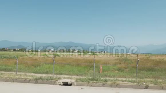沿着机场的铁丝网走着BatumiGeoargia视频的预览图