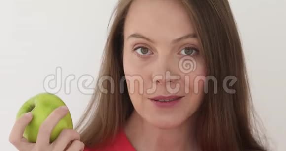 年轻女子吃苹果健康营养视频的预览图