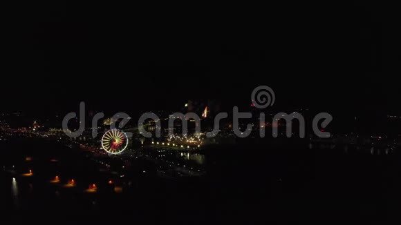 夜晚在城市背景下的烟花和河流全景视频的预览图