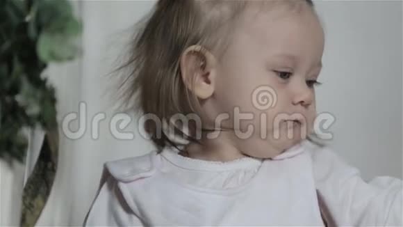 小女孩吃饼干饼干视频的预览图
