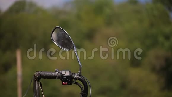 自行车装饰上的摩托车转向视频的预览图