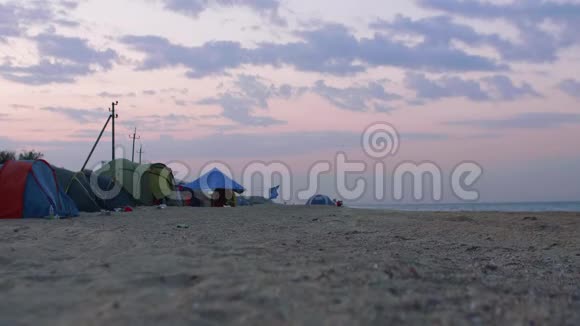 海滨帐篷营地的旅游色彩丰富的帐篷视频的预览图