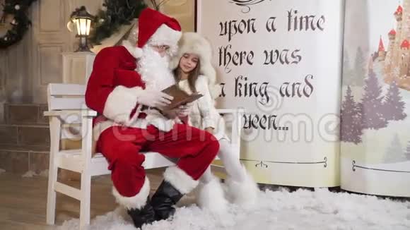 小女孩专心听着圣诞老人给她读故事视频的预览图