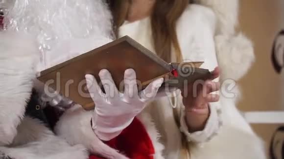 圣诞老人正在为一个小女孩读的特写视频的预览图