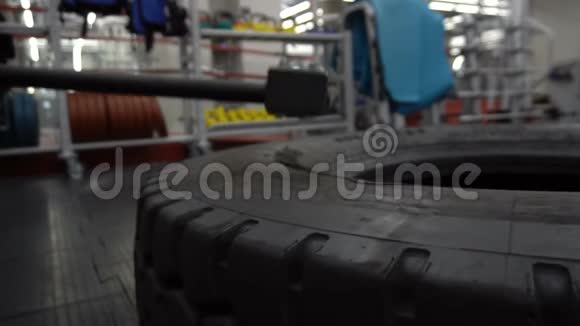 他的轮胎与大锤作为他的健身健身健身房训练的一部分视频的预览图