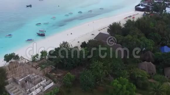 印度洋的空中摄影岛沙滩游艇女孩视频的预览图