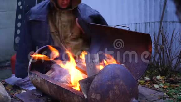 无家可归的人用火取暖视频的预览图