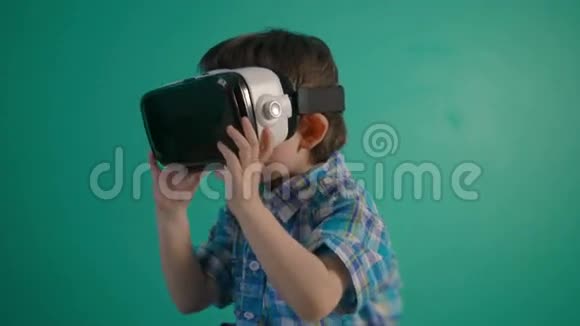 小男孩使用虚拟现实耳机头盔虚拟现实虚拟现实4K决议视频的预览图