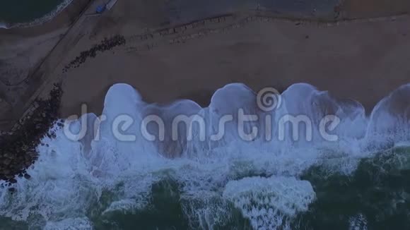 巨浪到达斯瓦科普蒙德的城市海滩视频的预览图