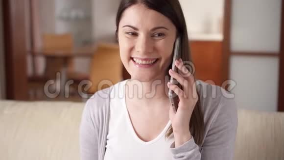 家里的女人在手机上聊天年轻女性专业人士在智能手机上随意交谈视频的预览图