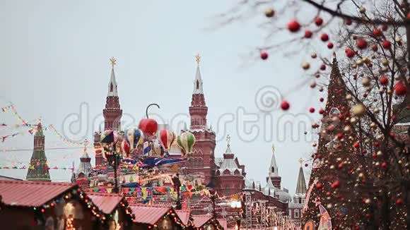 在莫斯科过圣诞节红色广场喜庆装饰有趣的景点圣诞街的销售新年主题视频的预览图