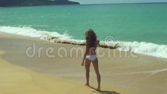 放松的女人享受热带海滩视频的预览图