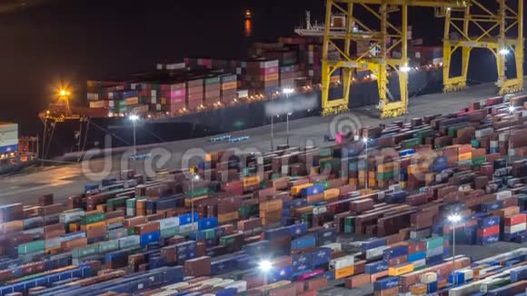 港口的海港和装货码头配有起重机和多种颜色的货物集装箱夜间超时视频的预览图