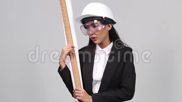 建筑师女工程师戴白色安全帽首席执行官套装防护眼镜视频的预览图
