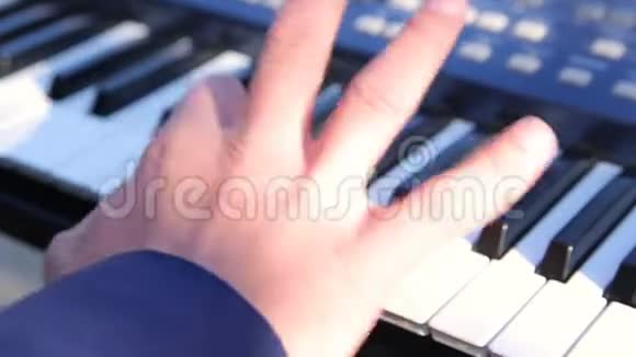 钢琴家在黑色背景下演奏电子合成器视频的预览图