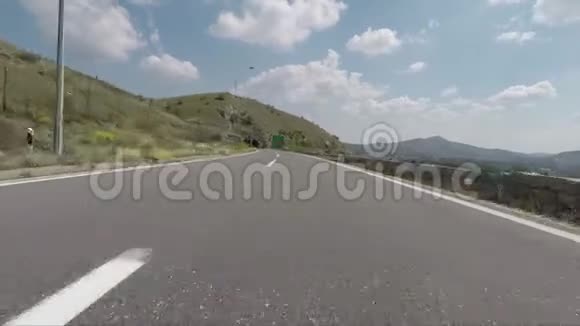 快速驾驶摩托车上路进入隧道视频的预览图
