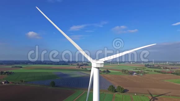 风力发电涡轮风车能源生产清洁和可再生能源的空中景观视频的预览图