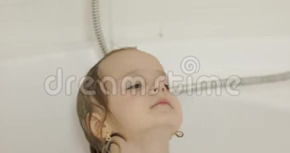 漂亮的三岁女孩洗澡清洁和洗头视频的预览图