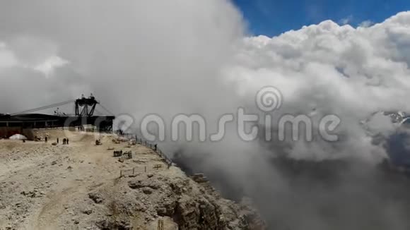 阿尔卑斯山的顶端穿过云层视频的预览图