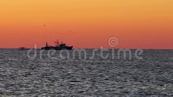 西班牙海上日出与渔船视频的预览图
