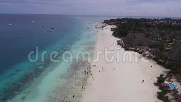 印度洋的空中摄影岛沙滩游艇女孩视频的预览图