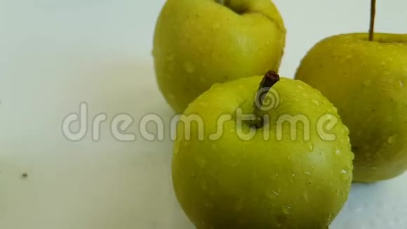 苹果绿湿慢镜头拍摄视频的预览图