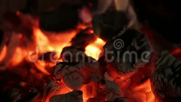 燃烧的煤火视频的预览图