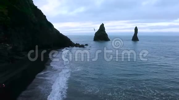 鸟瞰著名的冰岛黑色海滩和悬崖安德列夫视频的预览图