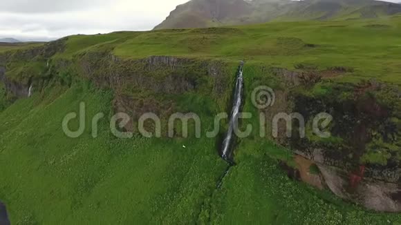 从岩石中的小溪中优雅地看到瀑布安德列夫视频的预览图