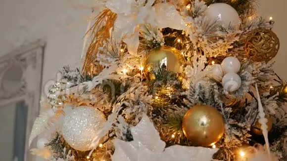 挂在松树上的圣诞玩具视频的预览图