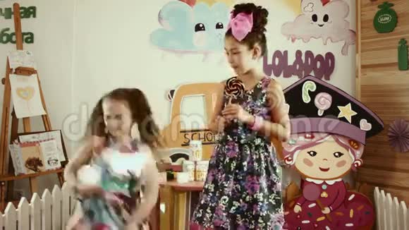 在两个女孩之间跳舞视频的预览图