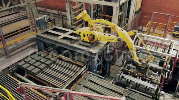 现代工业机械臂在工厂里移动砖块视频的预览图